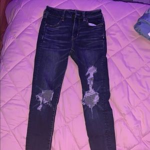 AMERICAN EAGLE RIPPED DARK JEANS